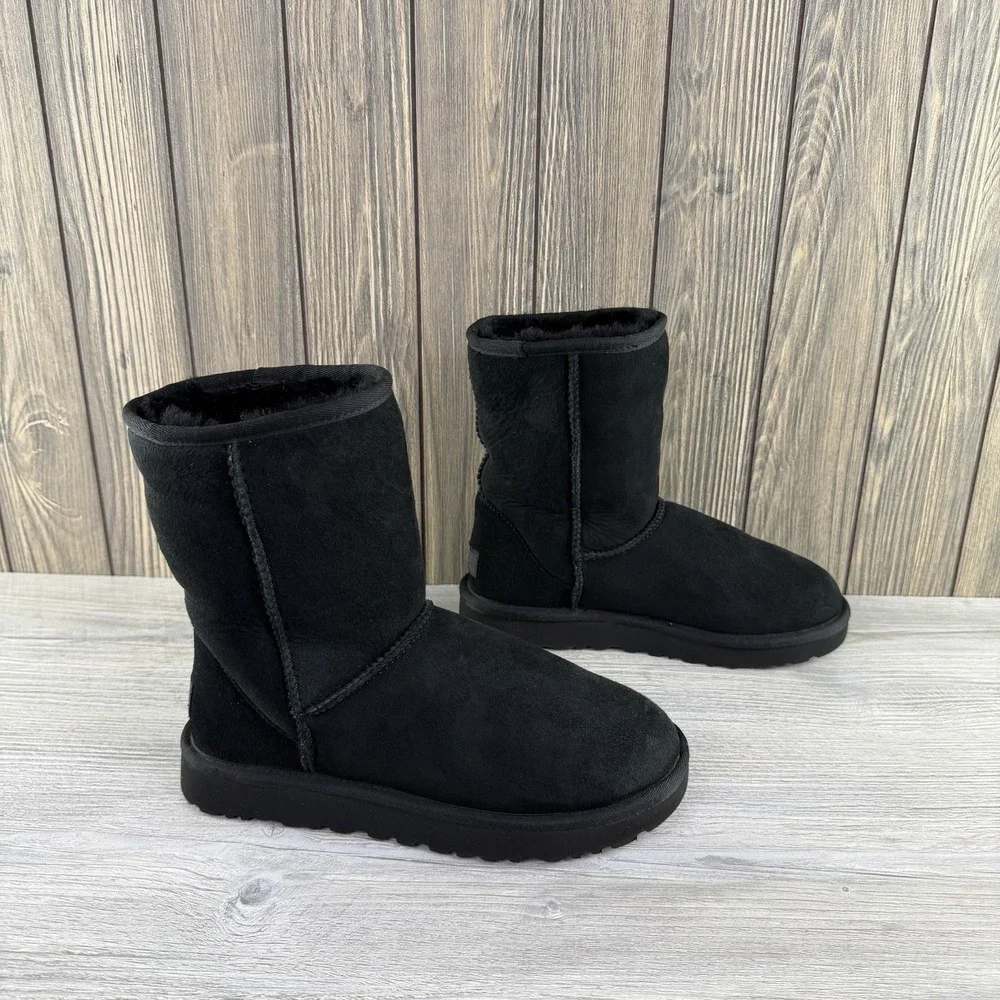 UGG Classic Short II Boots Womens 7 Black Suede Sheepskin Lined Winter Pull On